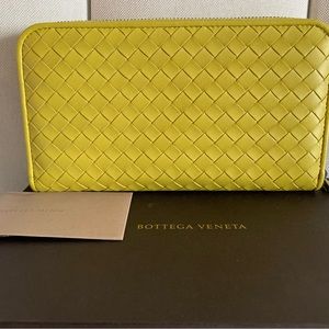 NEW BOTTEGA VENETA Intrecciato Leather Zip Around Wallet Purse AUTHENTIC
